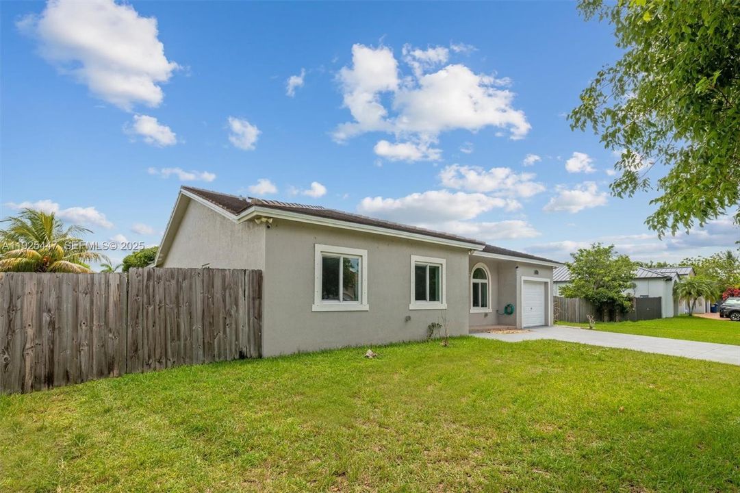 На продажу: $684,900 (4 спален, 2 ванн, 1633 Квадратных фут)