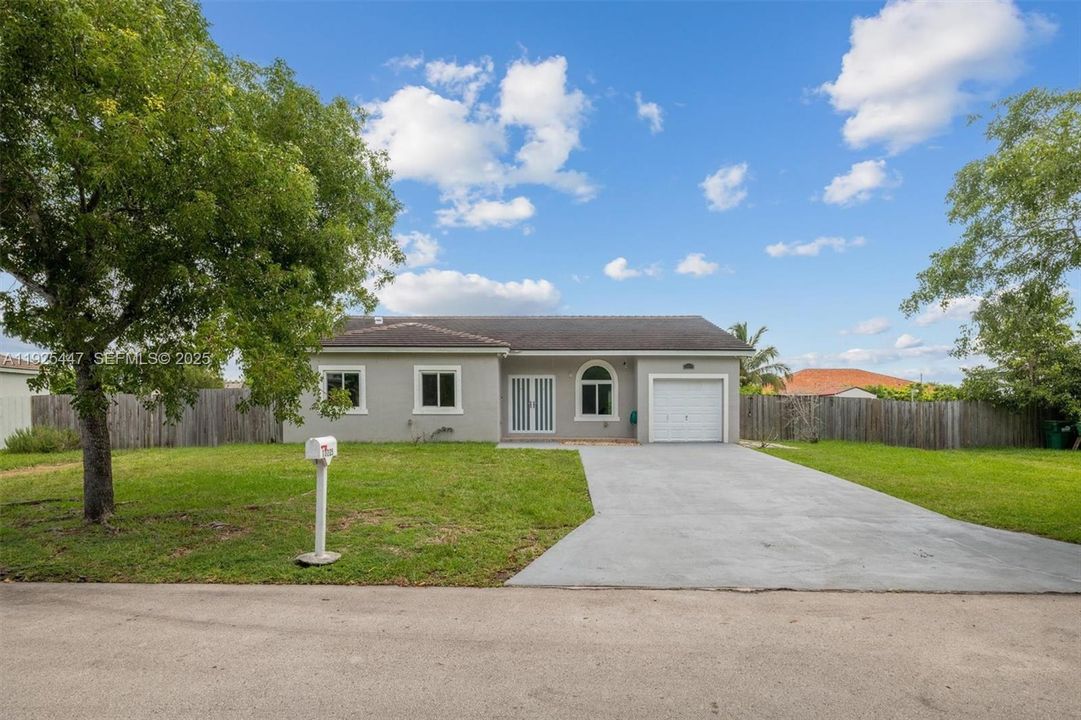 На продажу: $684,900 (4 спален, 2 ванн, 1633 Квадратных фут)