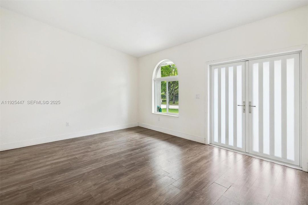 На продажу: $684,900 (4 спален, 2 ванн, 1633 Квадратных фут)