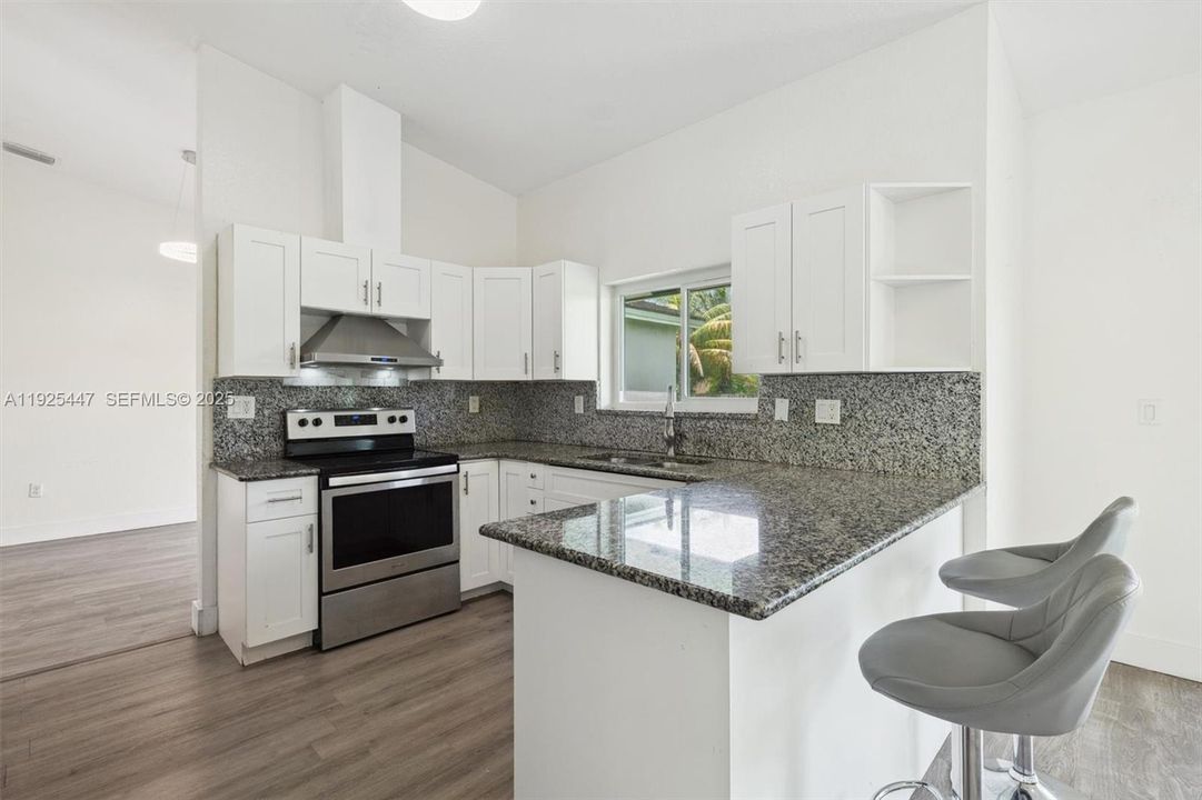 На продажу: $684,900 (4 спален, 2 ванн, 1633 Квадратных фут)