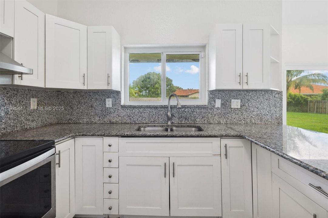 На продажу: $684,900 (4 спален, 2 ванн, 1633 Квадратных фут)