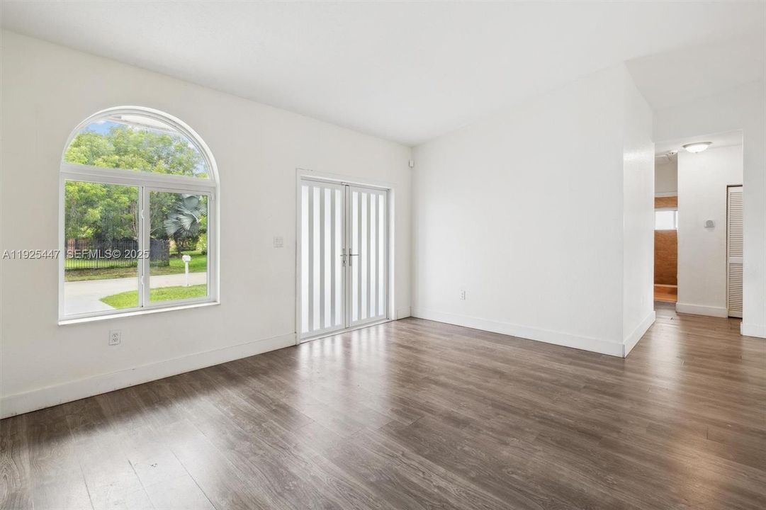 На продажу: $684,900 (4 спален, 2 ванн, 1633 Квадратных фут)