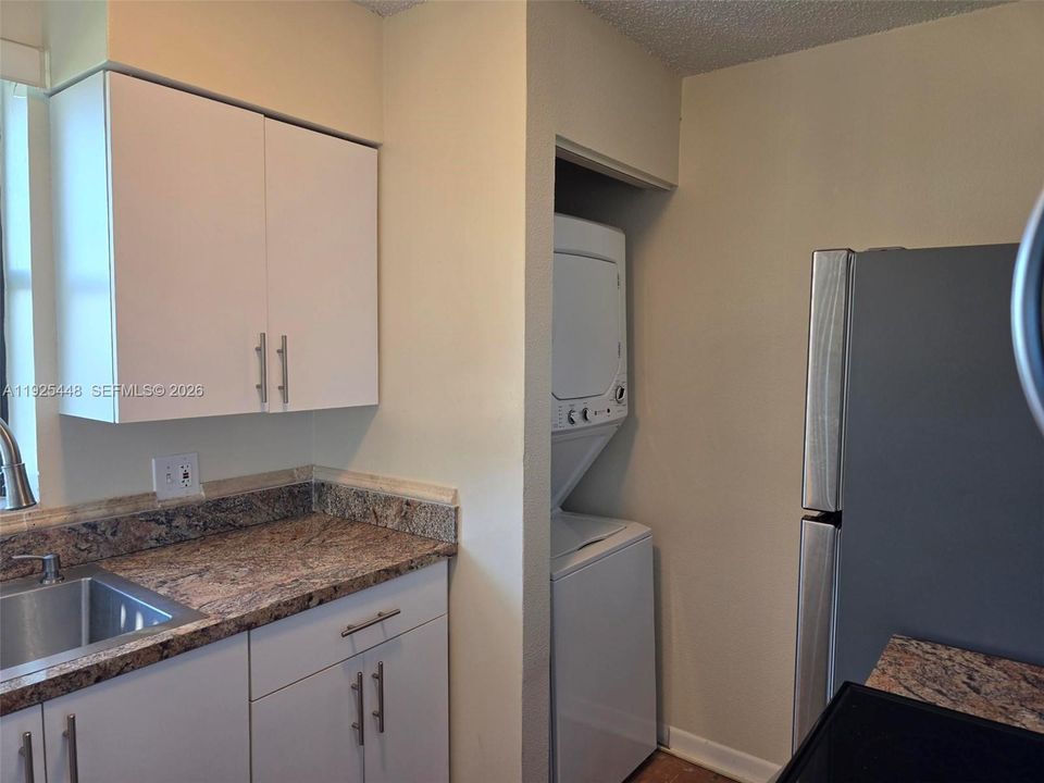For Rent: $1,800 (2 beds, 1 baths, 863 Square Feet)