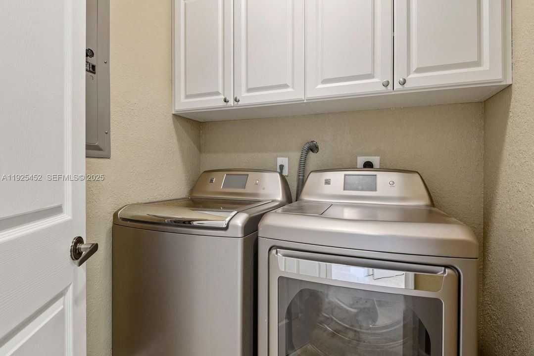 待售: $950,000 (4 贝兹, 2 浴室, 2340 平方英尺)