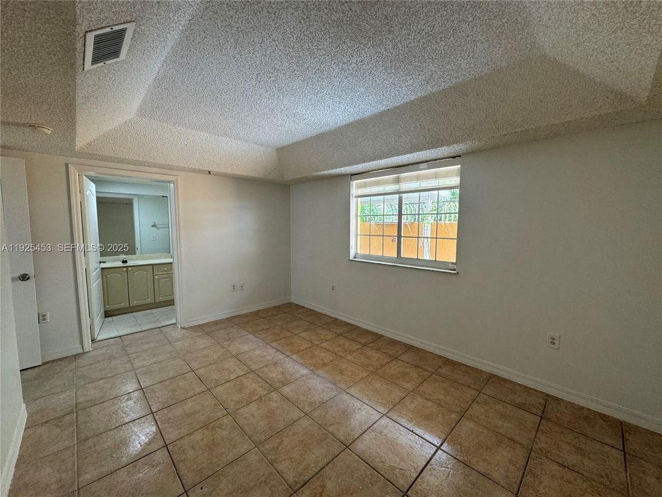 For Rent: $2,399 (2 beds, 2 baths, 930 Square Feet)