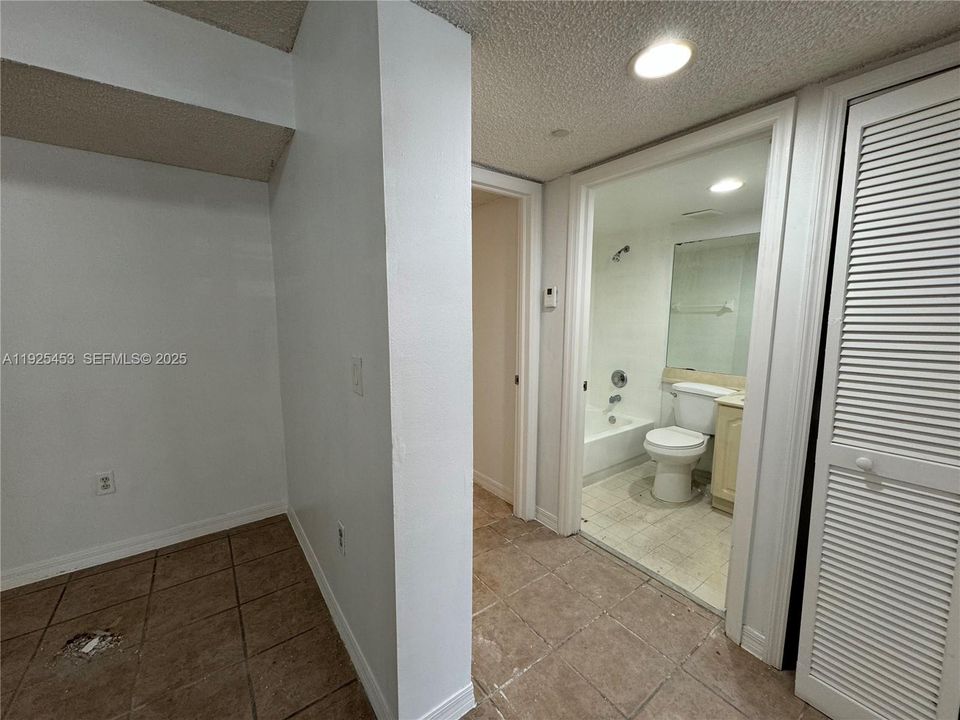 For Rent: $2,399 (2 beds, 2 baths, 930 Square Feet)