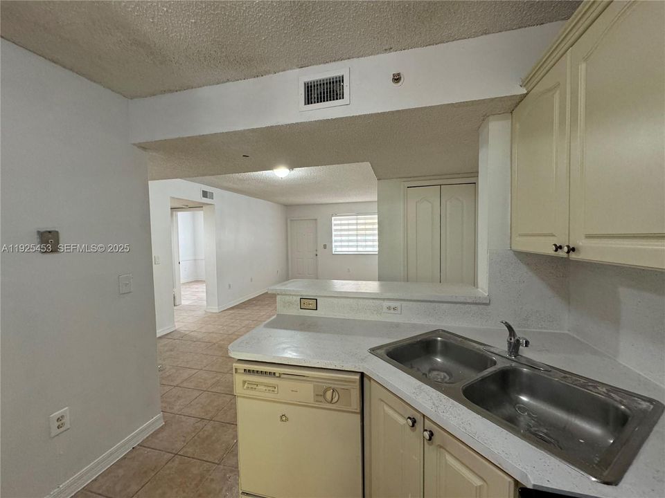 For Rent: $2,399 (2 beds, 2 baths, 930 Square Feet)