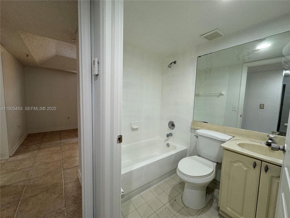 For Rent: $2,399 (2 beds, 2 baths, 930 Square Feet)