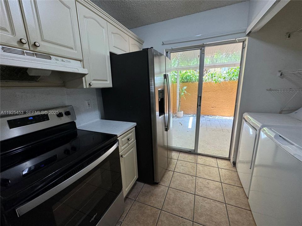 For Rent: $2,399 (2 beds, 2 baths, 930 Square Feet)