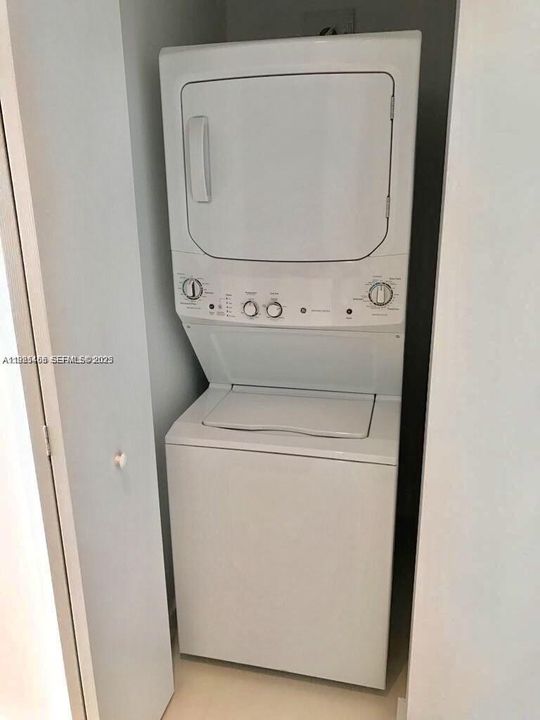 В аренду: $4,000 (2 спален, 2 ванн, 868 Квадратных фут)