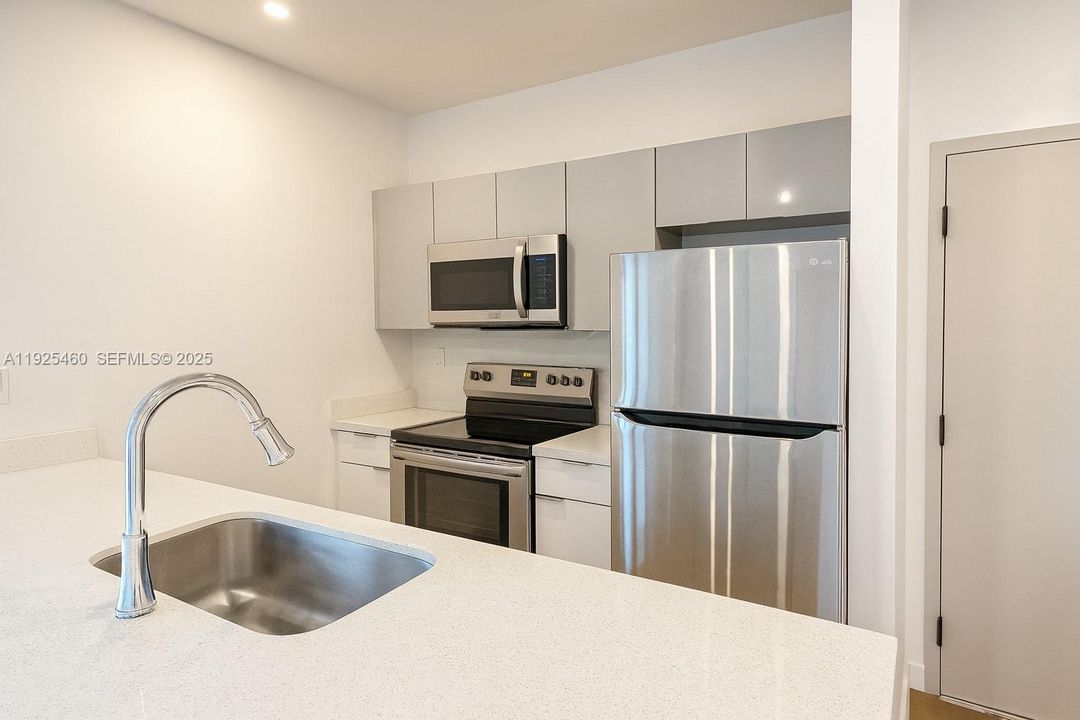 出租: $2,500 (2 贝兹, 2 浴室, 18351 平方英尺)