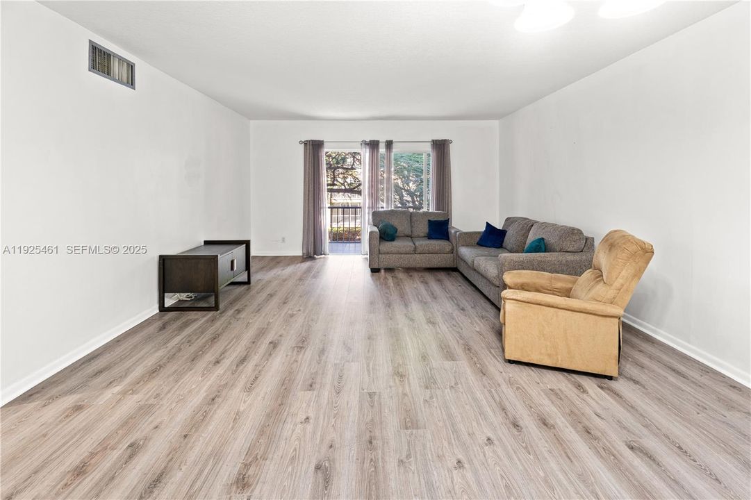 For Sale: $139,800 (2 beds, 2 baths, 1242 Square Feet)