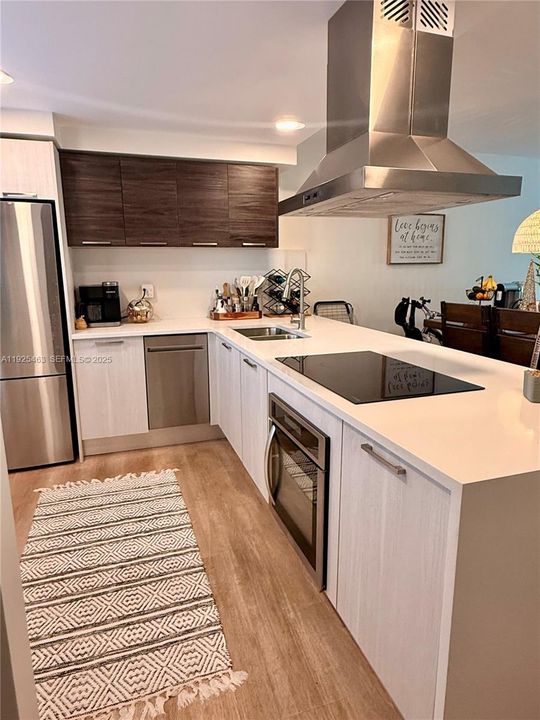 For Rent: $2,100 (1 beds, 1 baths, 900 Square Feet)