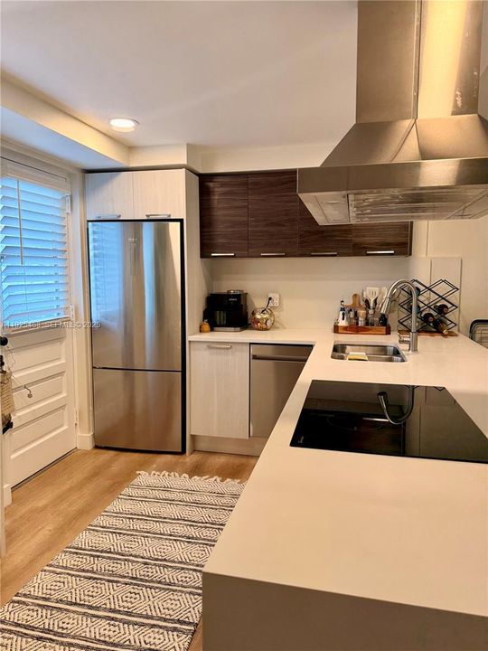 For Rent: $2,100 (1 beds, 1 baths, 900 Square Feet)