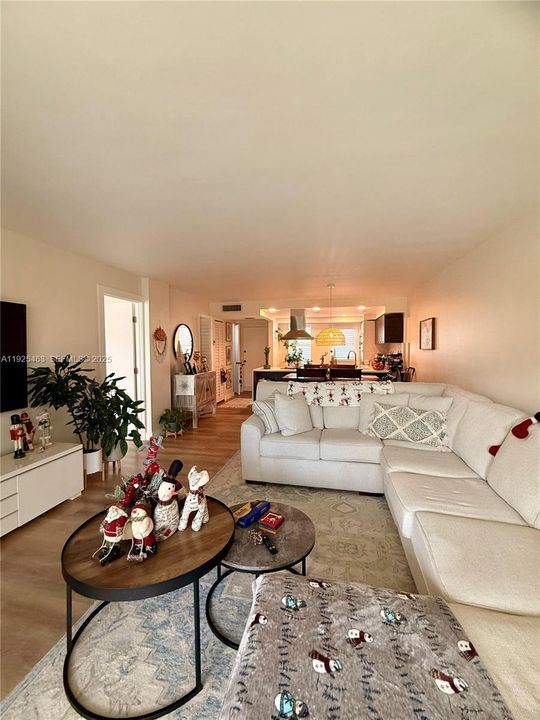 For Rent: $2,100 (1 beds, 1 baths, 900 Square Feet)