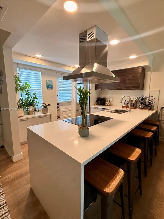 For Rent: $2,100 (1 beds, 1 baths, 900 Square Feet)