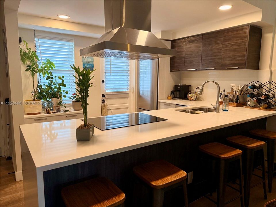 For Rent: $2,100 (1 beds, 1 baths, 900 Square Feet)