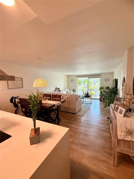 For Rent: $2,100 (1 beds, 1 baths, 900 Square Feet)