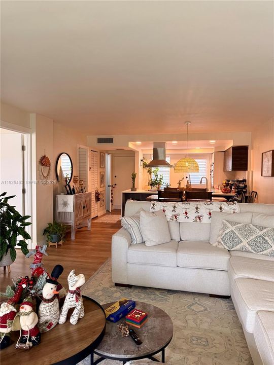 For Rent: $2,100 (1 beds, 1 baths, 900 Square Feet)