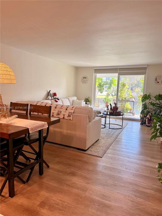 For Rent: $2,100 (1 beds, 1 baths, 900 Square Feet)