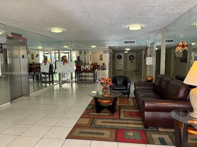 For Rent: $1,650 (1 beds, 1 baths, 1071 Square Feet)