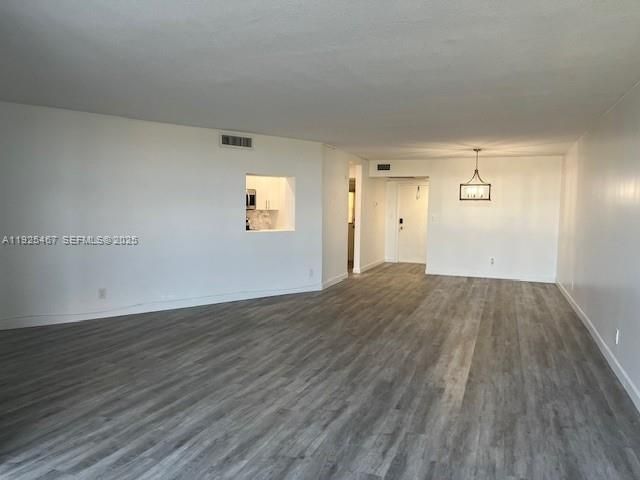 For Rent: $1,650 (1 beds, 1 baths, 1071 Square Feet)