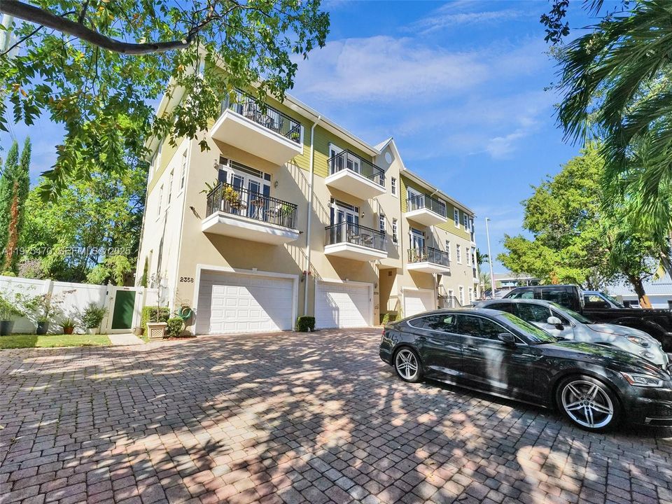 For Rent: $4,900 (3 beds, 3 baths, 2552 Square Feet)