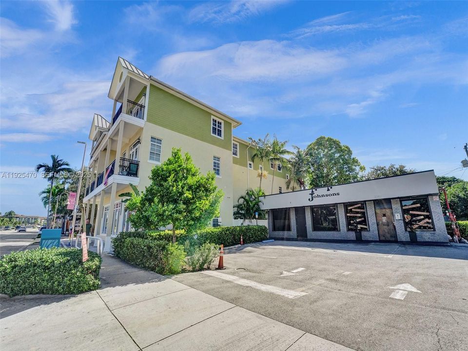 For Rent: $4,900 (3 beds, 3 baths, 2552 Square Feet)