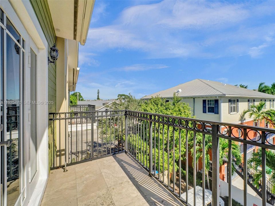 For Rent: $4,900 (3 beds, 3 baths, 2552 Square Feet)