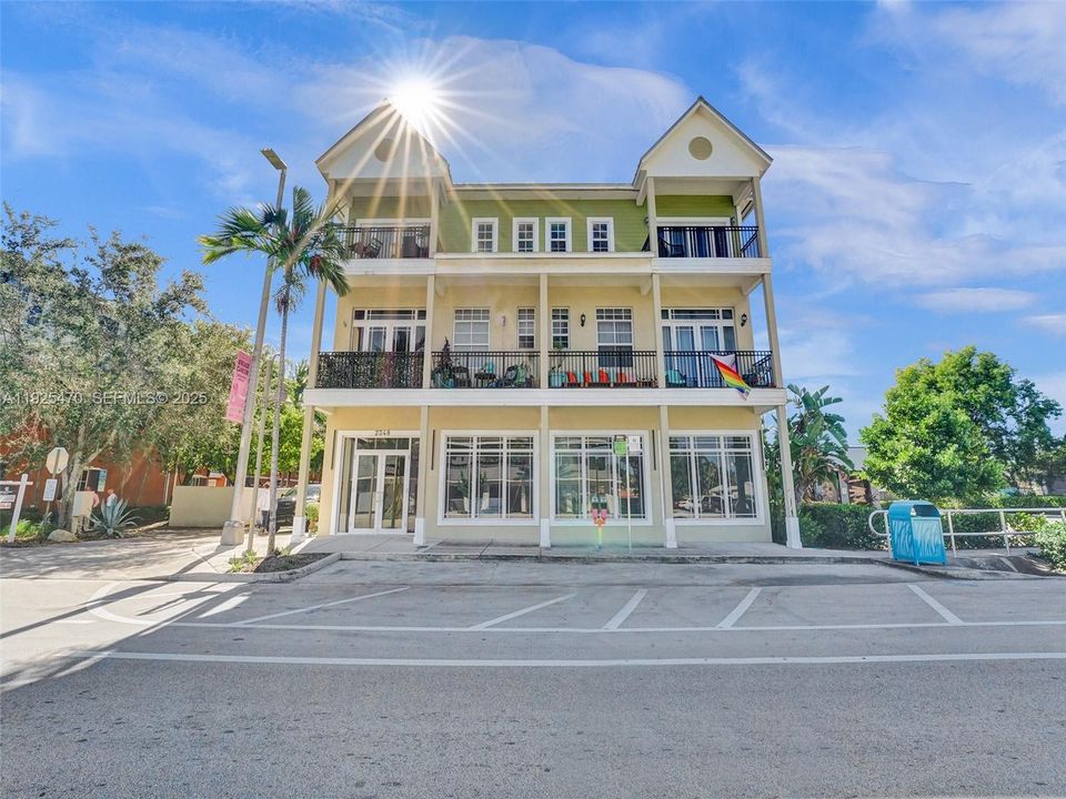 For Rent: $4,900 (3 beds, 3 baths, 2552 Square Feet)