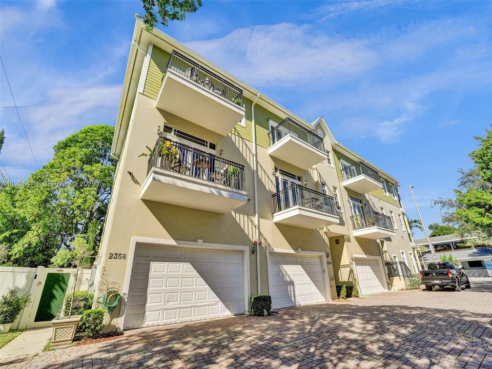 For Rent: $4,900 (3 beds, 3 baths, 2552 Square Feet)