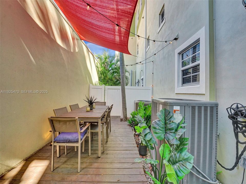 For Rent: $4,900 (3 beds, 3 baths, 2552 Square Feet)