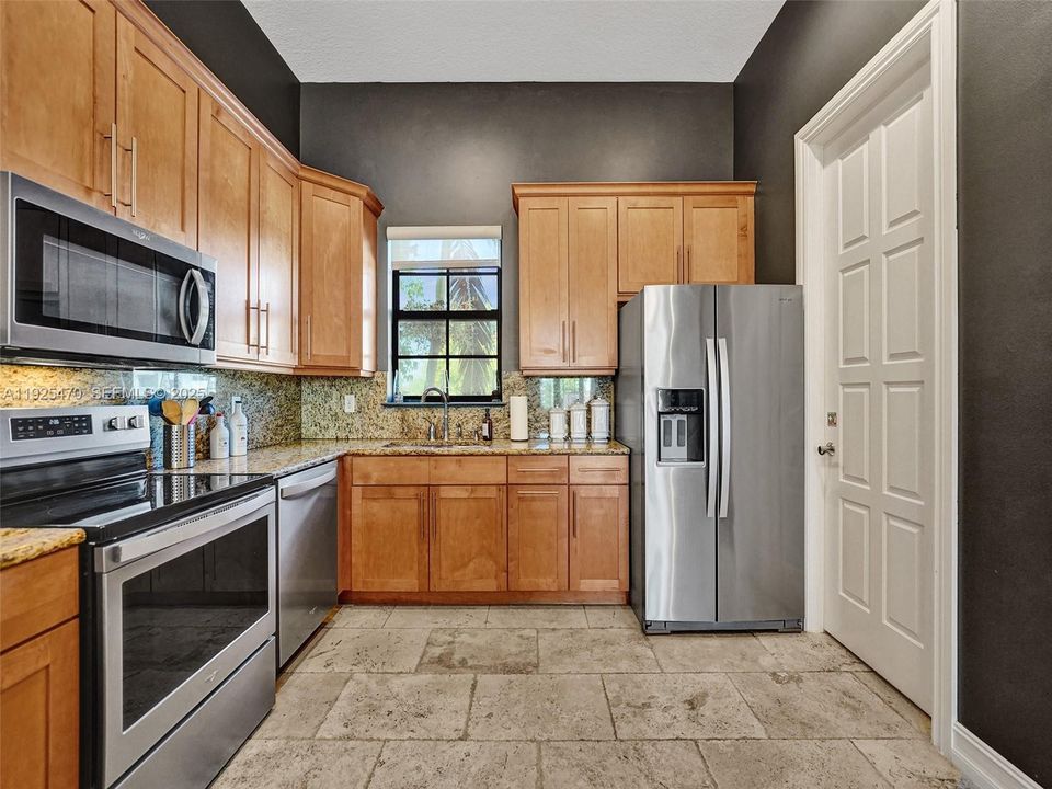 For Rent: $4,900 (3 beds, 3 baths, 2552 Square Feet)