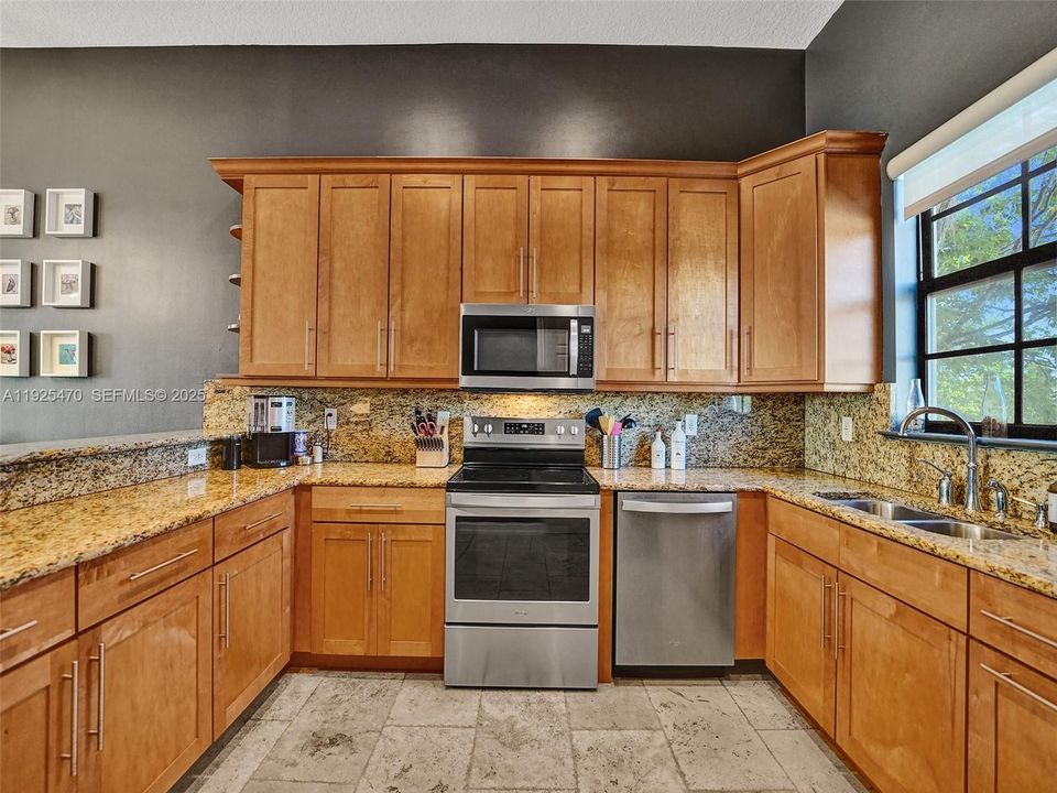 For Rent: $4,900 (3 beds, 3 baths, 2552 Square Feet)