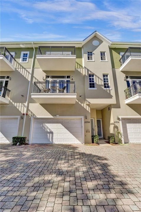 For Rent: $4,900 (3 beds, 3 baths, 2552 Square Feet)