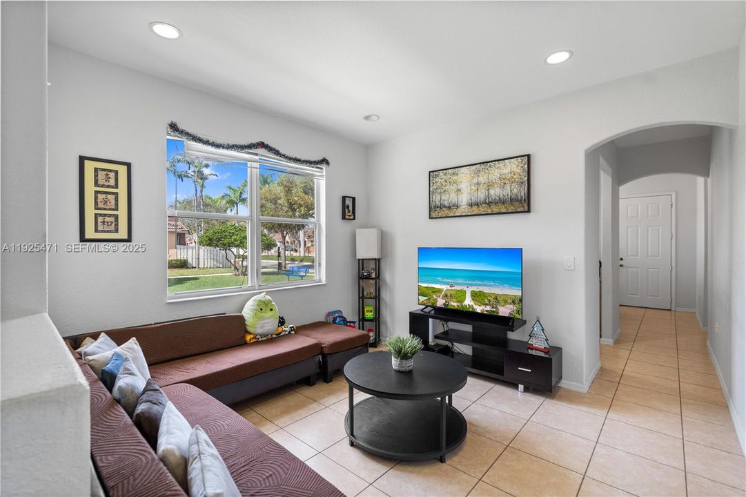 На продажу: $385,000 (3 спален, 2 ванн, 0 Квадратных фут)