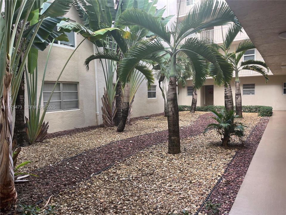 For Rent: $2,200 (2 beds, 2 baths, 1075 Square Feet)