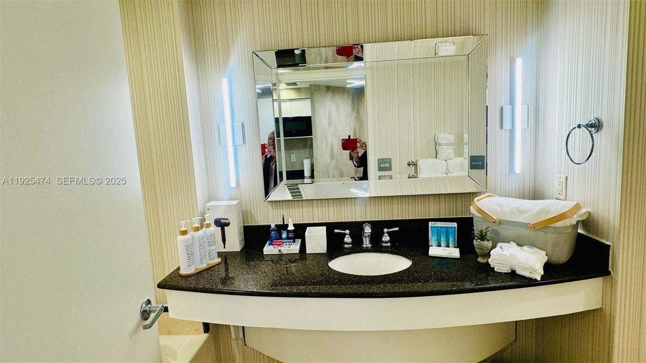 For Sale: $583,000 (0 beds, 1 baths, 551 Square Feet)