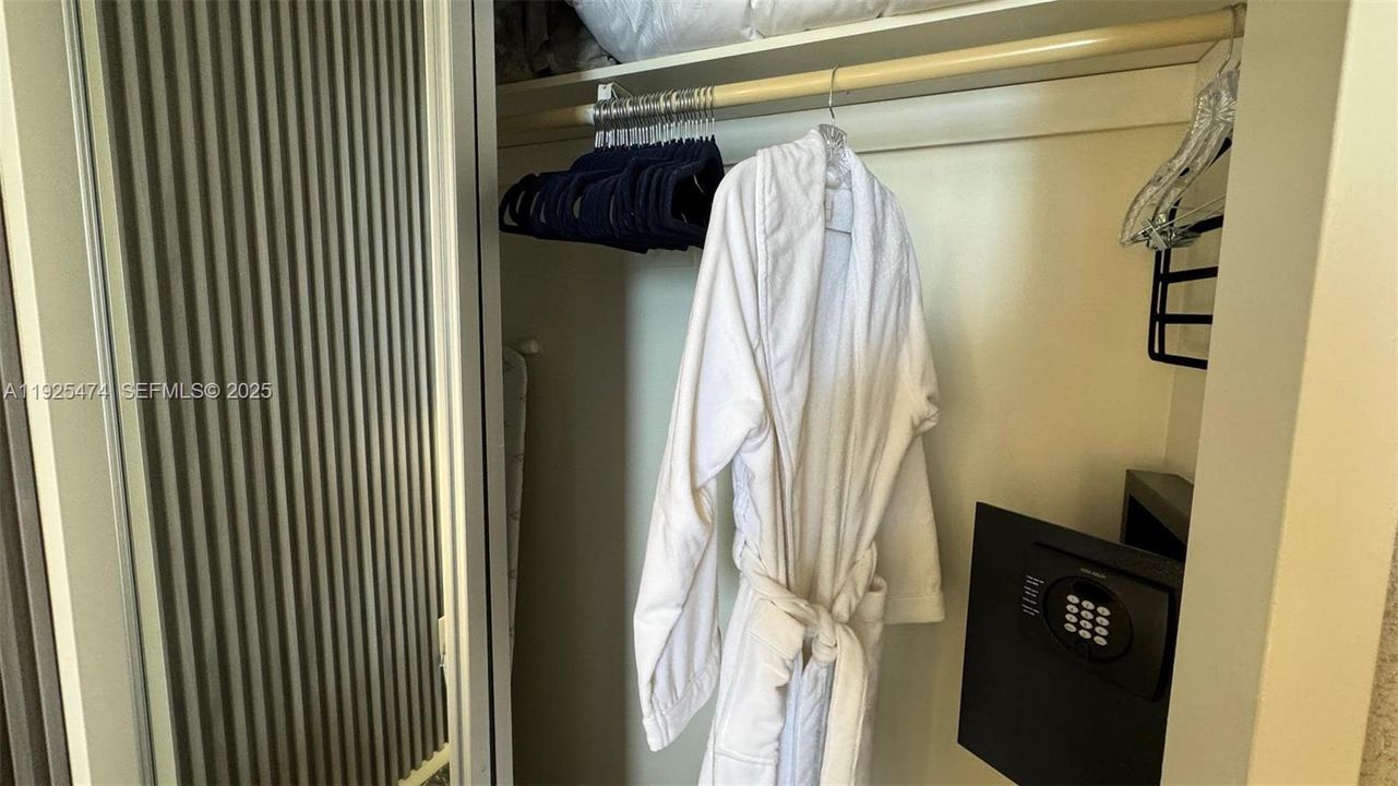 For Sale: $583,000 (0 beds, 1 baths, 551 Square Feet)