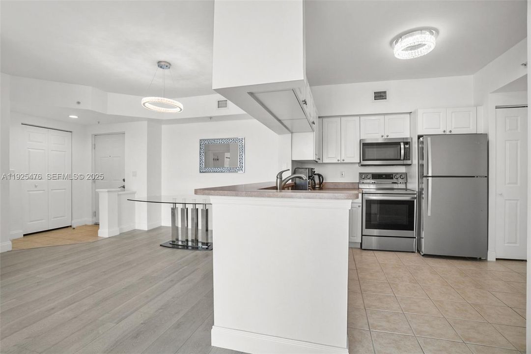 For Sale: $639,000 (2 beds, 2 baths, 1116 Square Feet)