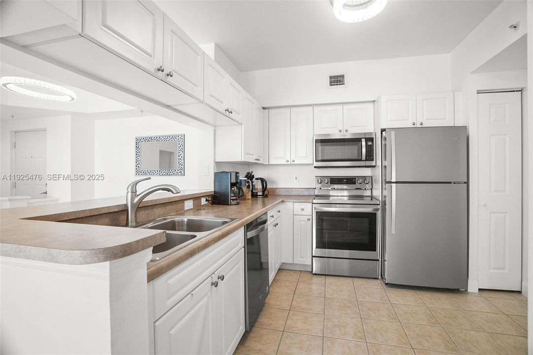 For Sale: $639,000 (2 beds, 2 baths, 1116 Square Feet)