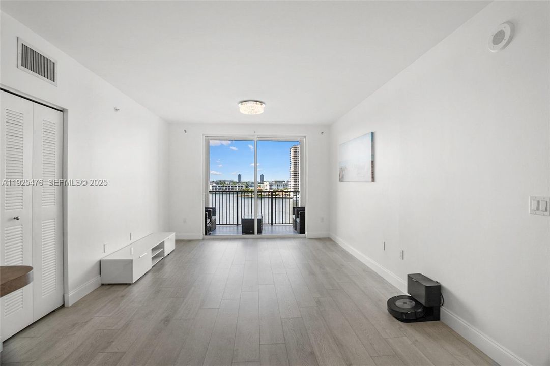 For Sale: $639,000 (2 beds, 2 baths, 1116 Square Feet)