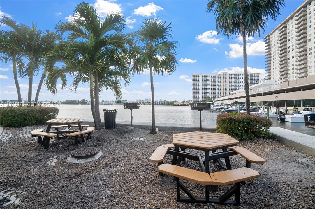 For Sale: $639,000 (2 beds, 2 baths, 1116 Square Feet)