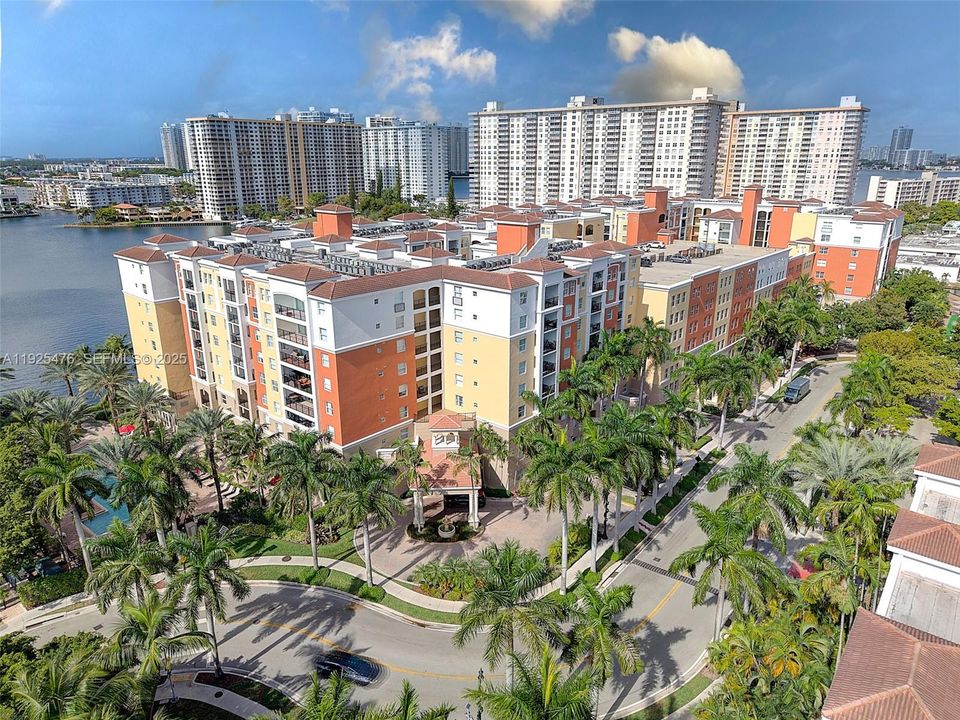 For Sale: $639,000 (2 beds, 2 baths, 1116 Square Feet)