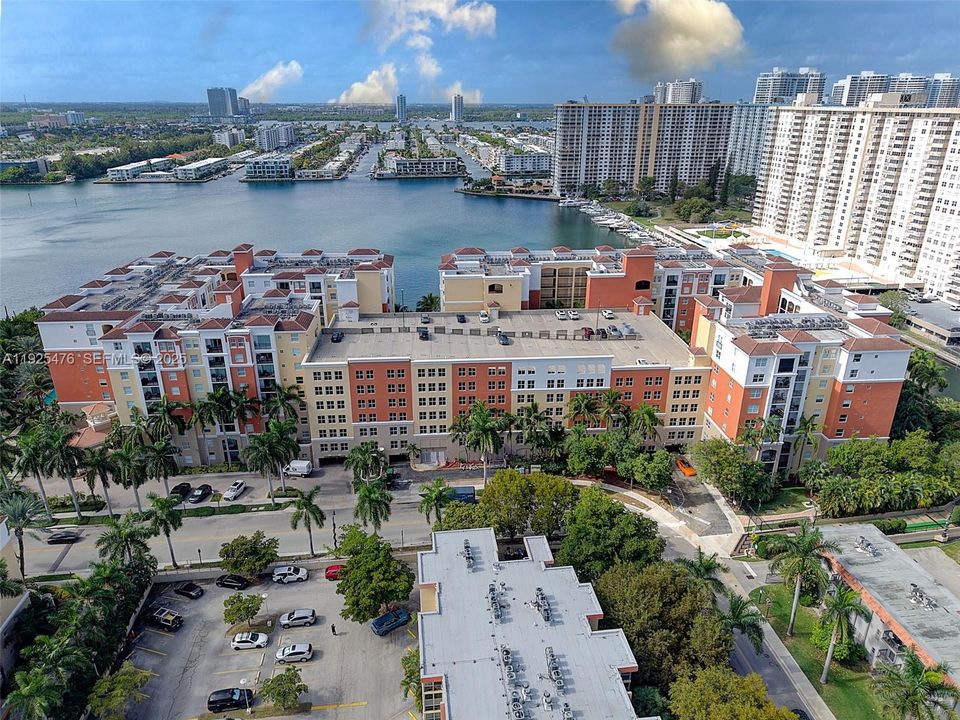 For Sale: $639,000 (2 beds, 2 baths, 1116 Square Feet)