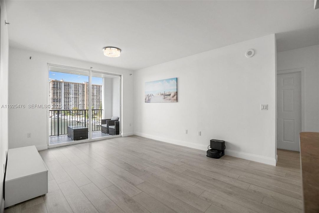 For Sale: $639,000 (2 beds, 2 baths, 1116 Square Feet)