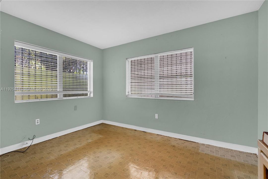 待售: $549,000 (3 贝兹, 1 浴室, 990 平方英尺)