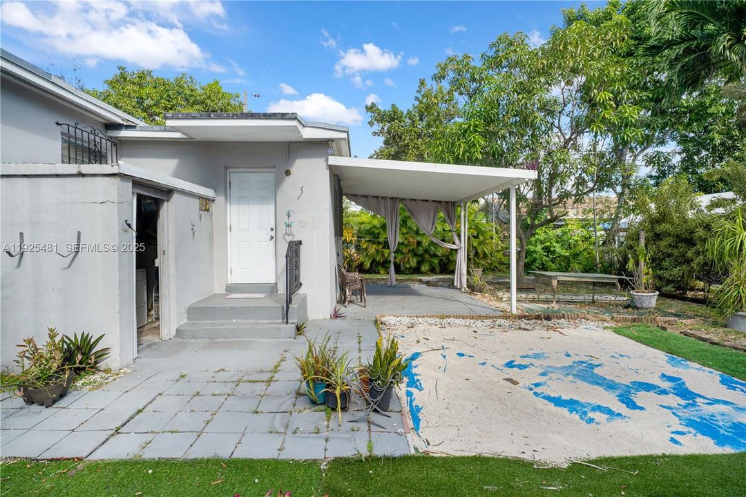 待售: $549,000 (3 贝兹, 1 浴室, 990 平方英尺)