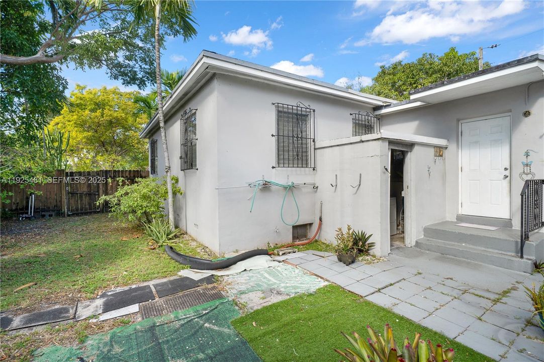 待售: $549,000 (3 贝兹, 1 浴室, 990 平方英尺)