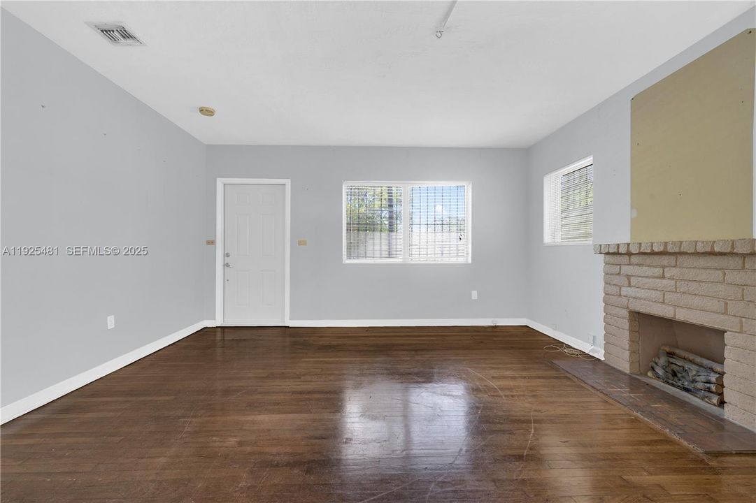 待售: $549,000 (3 贝兹, 1 浴室, 990 平方英尺)